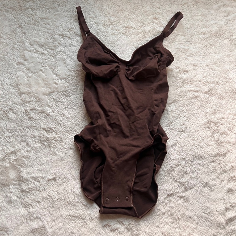 SKIMS Seamless Sculpting Mid Thigh Bodysuit Cocoa Brown Sleeveless V-Neck Medium